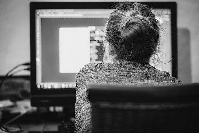 A person sitting in front of a computer

Description automatically generated with medium confidence