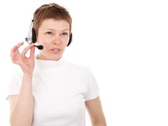 A person wearing headphones

Description automatically generated with low confidence